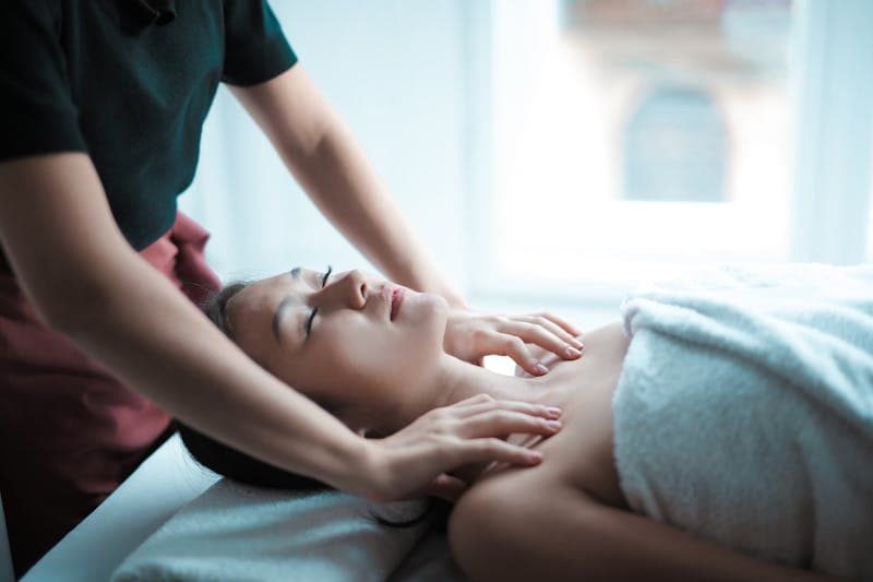 Masaje descontracturante Barcelona - tratamiento profesional contracturas cuello espalda cervicales en centro Pelai 12