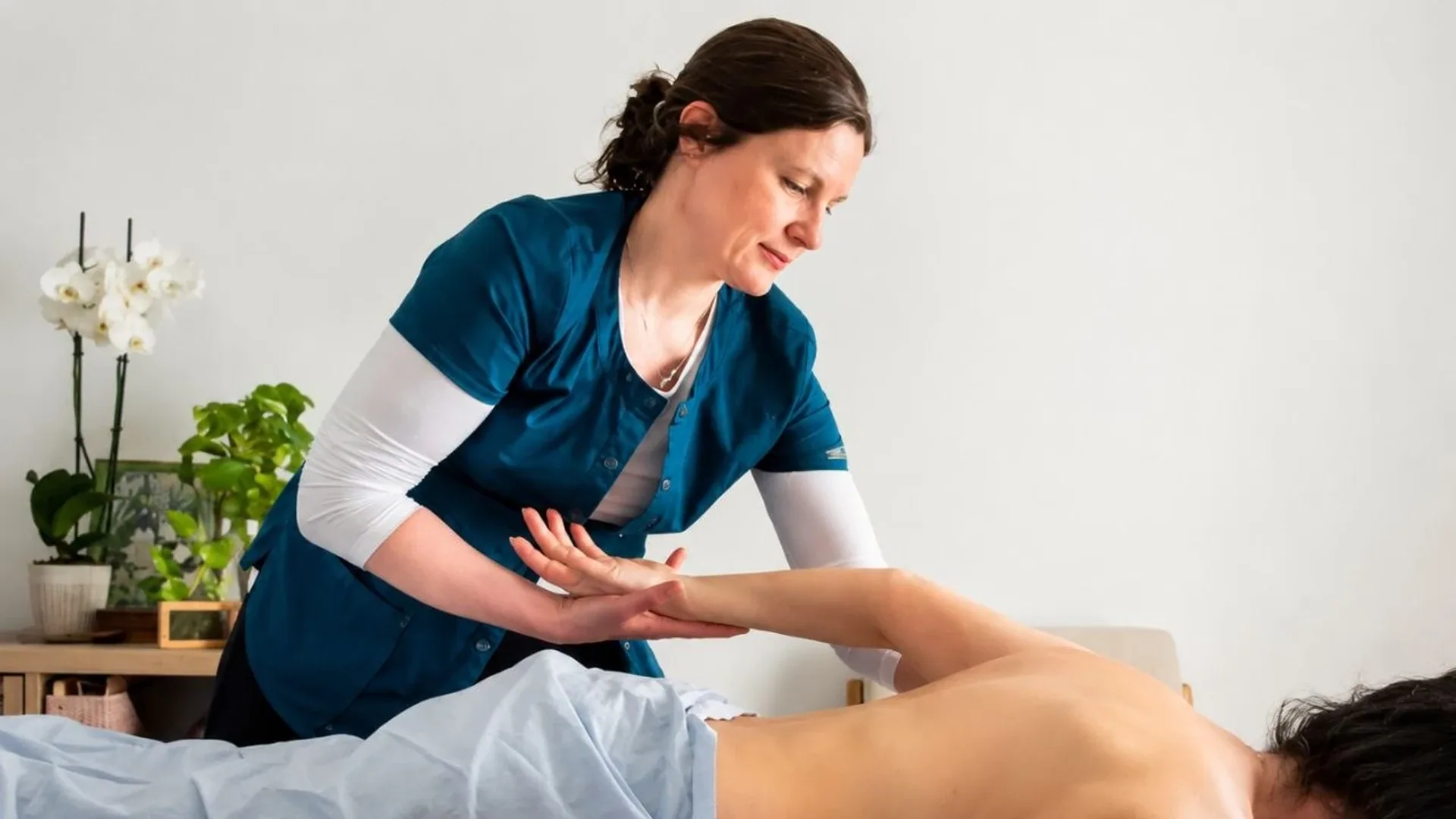 Masaje relajante profesional Barcelona - mujer recibiendo masaje terapéutico en centro Pelai 12 cerca Plaza Universidad